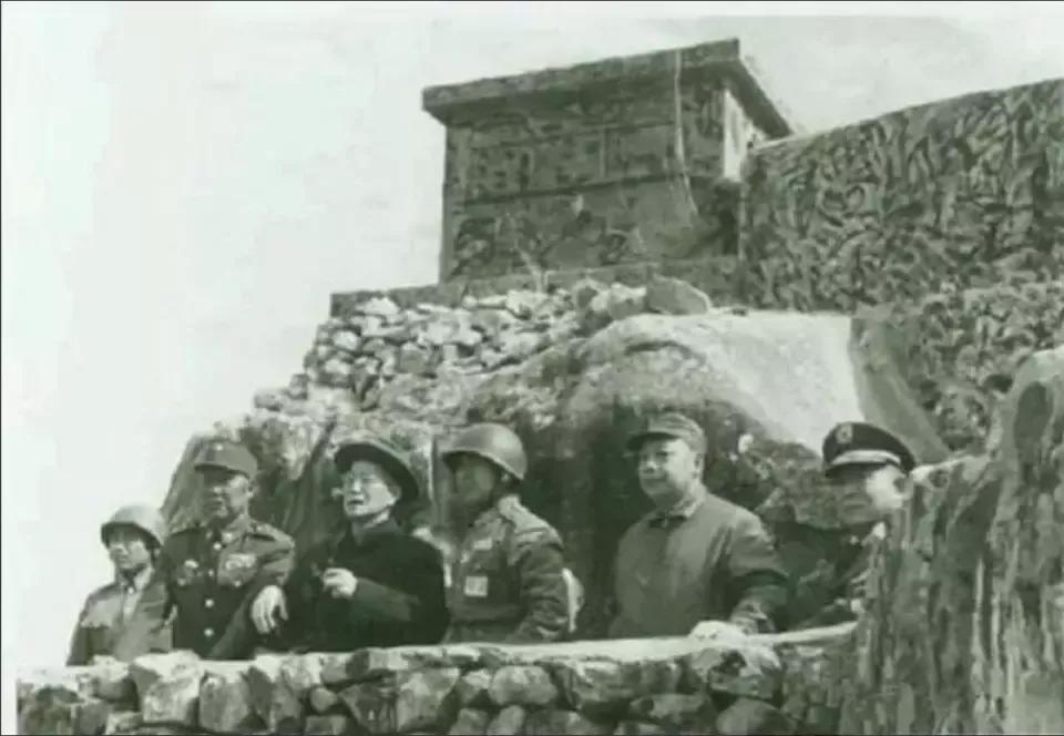 1958年，蒋中正秘密地视察了金门岛，并亲自登上了北太武山的炮兵阵地，这个被历史