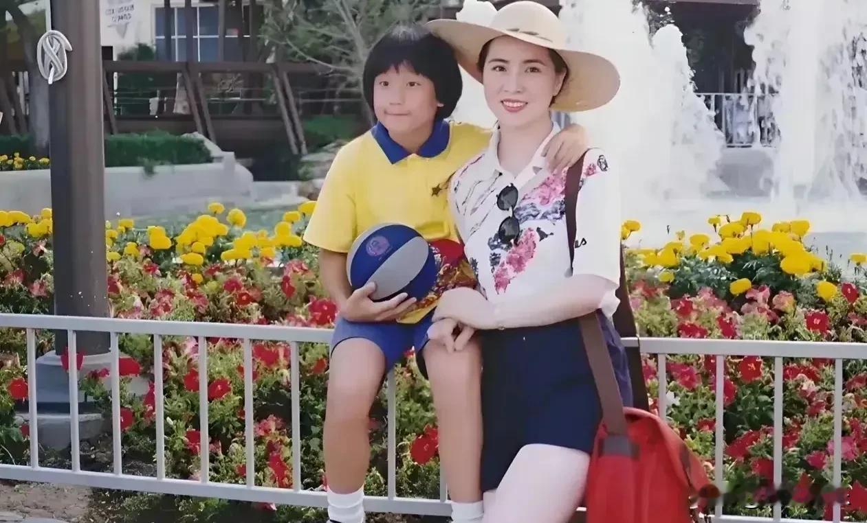 1992年香港，成龙妻儿温馨合影，幸福满溢
四和娱乐:关注
成龙的电影我看得显多