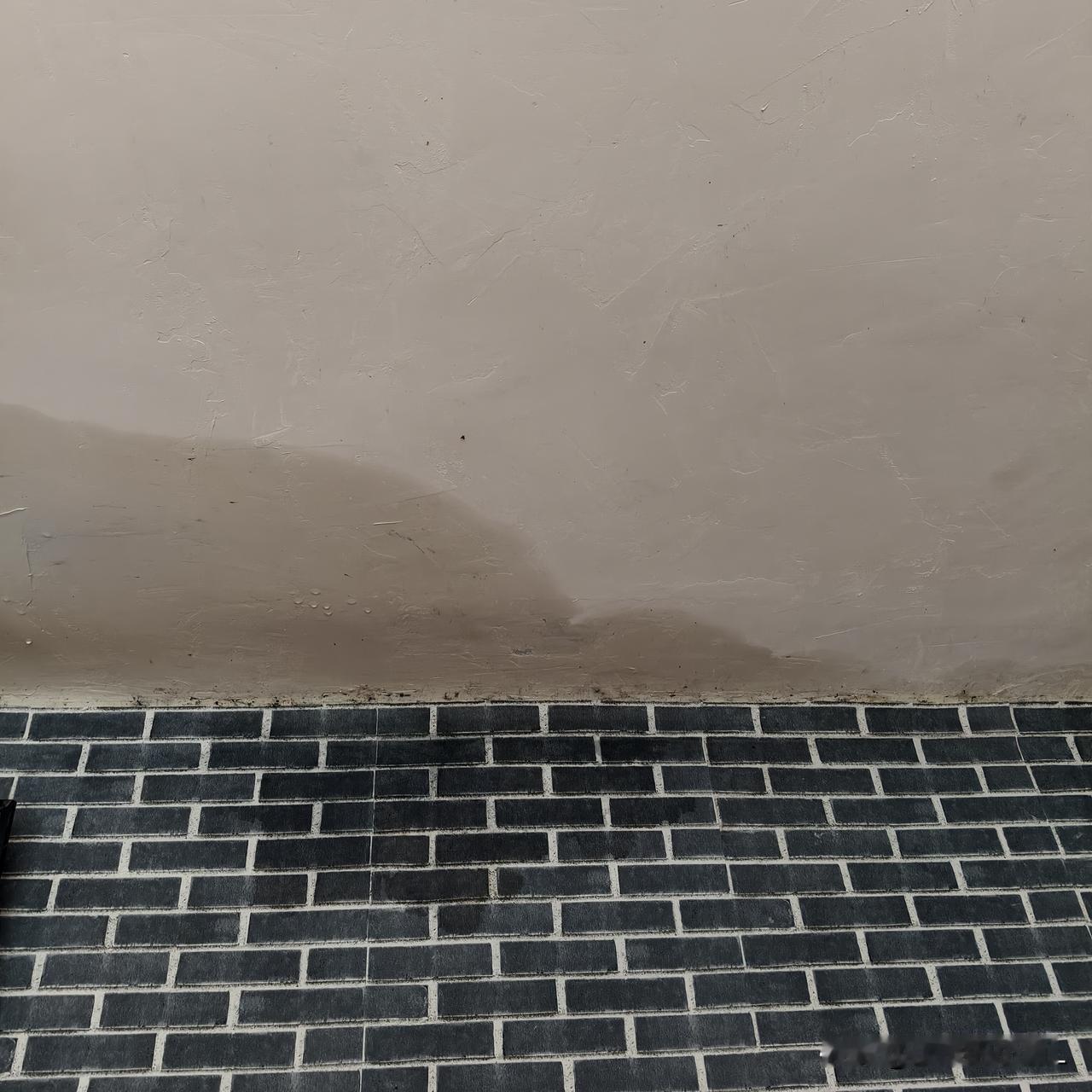 这雨包月了吗？白天晚上不停歇。这平房下雨时间短不参雨，可下久了，墙和顶都湿透了，