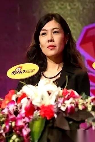 一顿早饭650块钱还喊着不够吃，转头飞回法国豪门，给婆家15口人当老妈子洗衣做饭