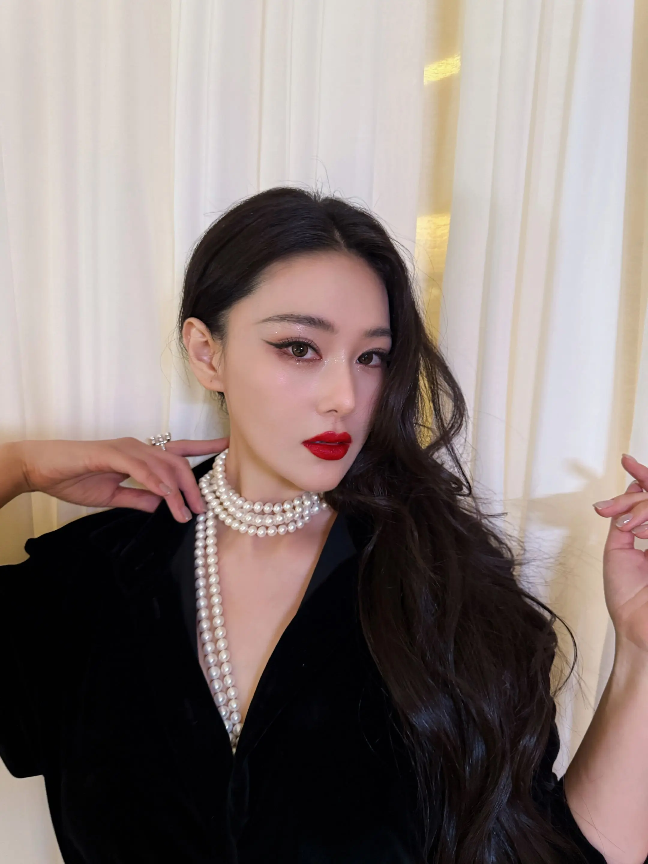 张馨予｜闪闪发光。“明媚大气 ，闪耀夺目却恰到好处的珍珠女孩。”