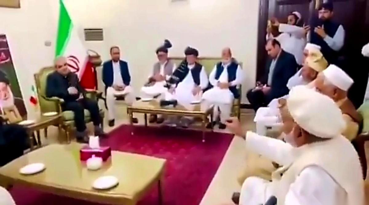 巴基斯坦境内，一个部落首领，直接走进了伊朗的领事馆。
他不是来喝茶的。
他当着所