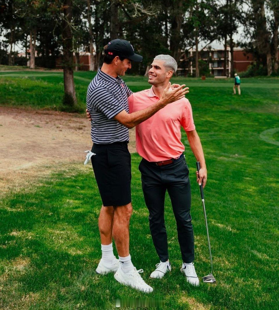 阿尔卡拉斯[超话] 阿卡与费德勒打高尔夫🏌🏻️‍♂️白头翁很抢眼[酷]阿尔卡