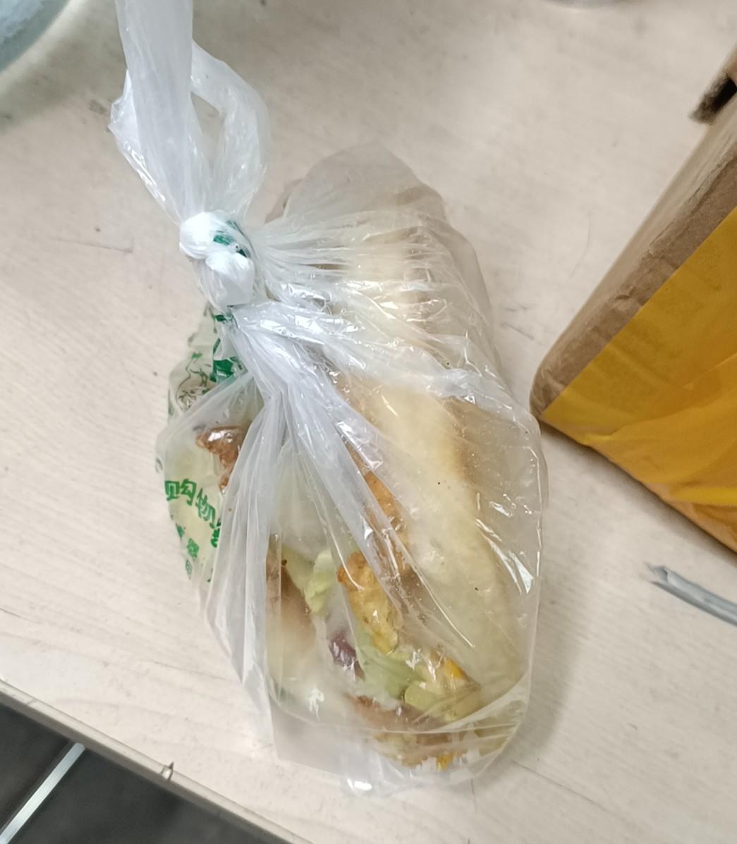 这大城市的物价真的是太贵了啊，这早餐就花了9块钱啊，比平时多花一半啊，真的是消费