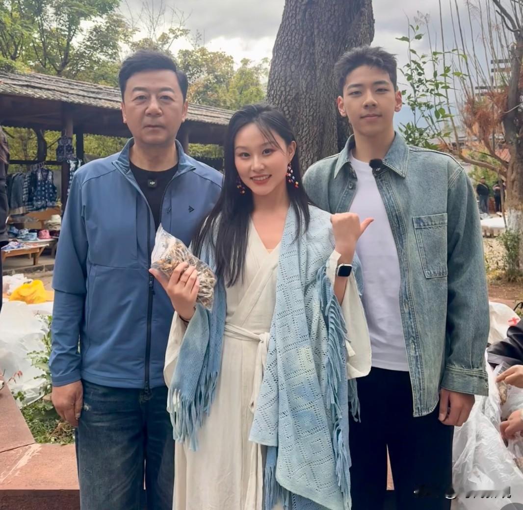 演员郭涛和儿子石头近照！
还记得《爸爸去哪儿》郭涛儿子郭子睿（小名石头），如今男