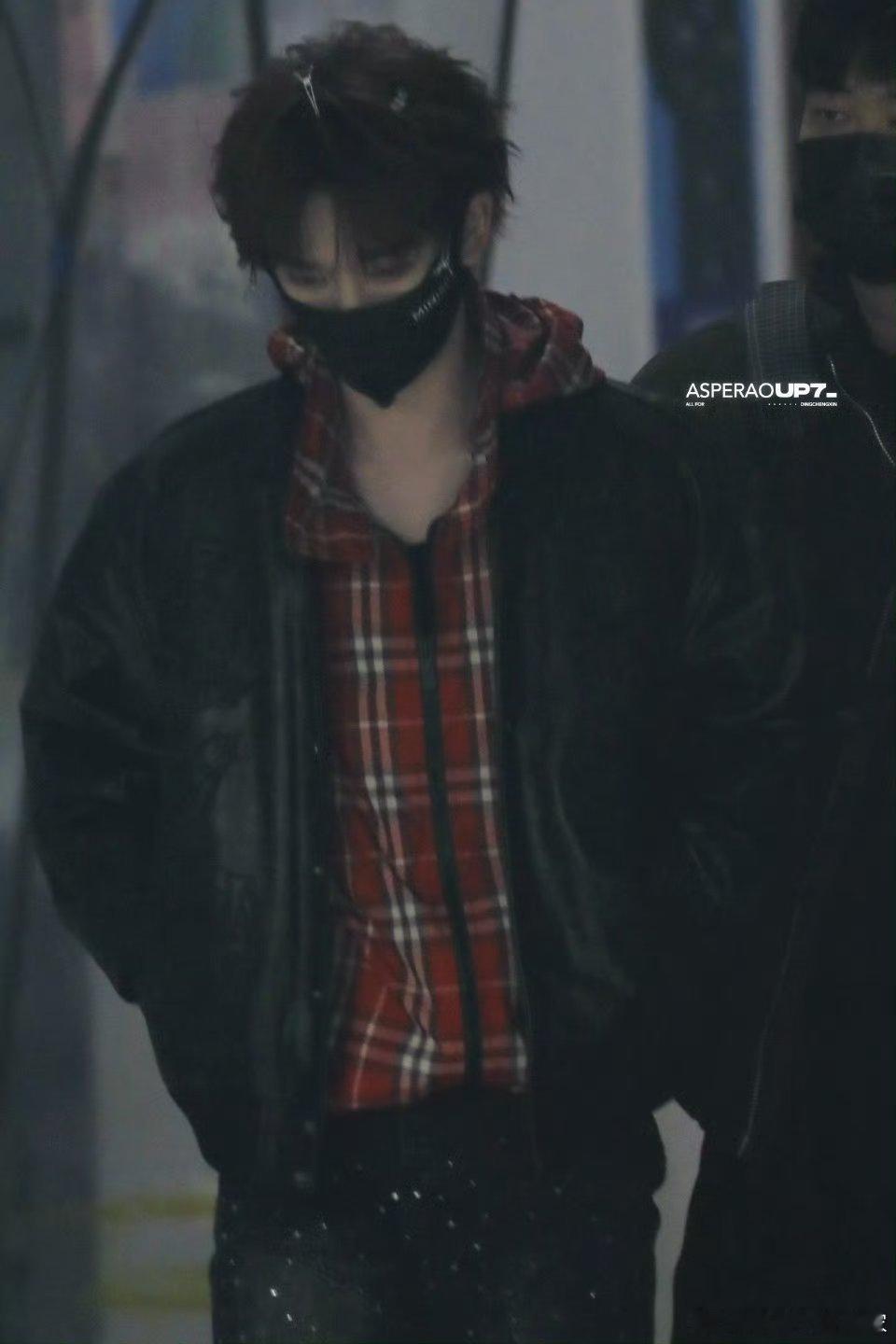 丁程鑫今日《你好星期六》路透，红发红衣皮夹克潮男上班