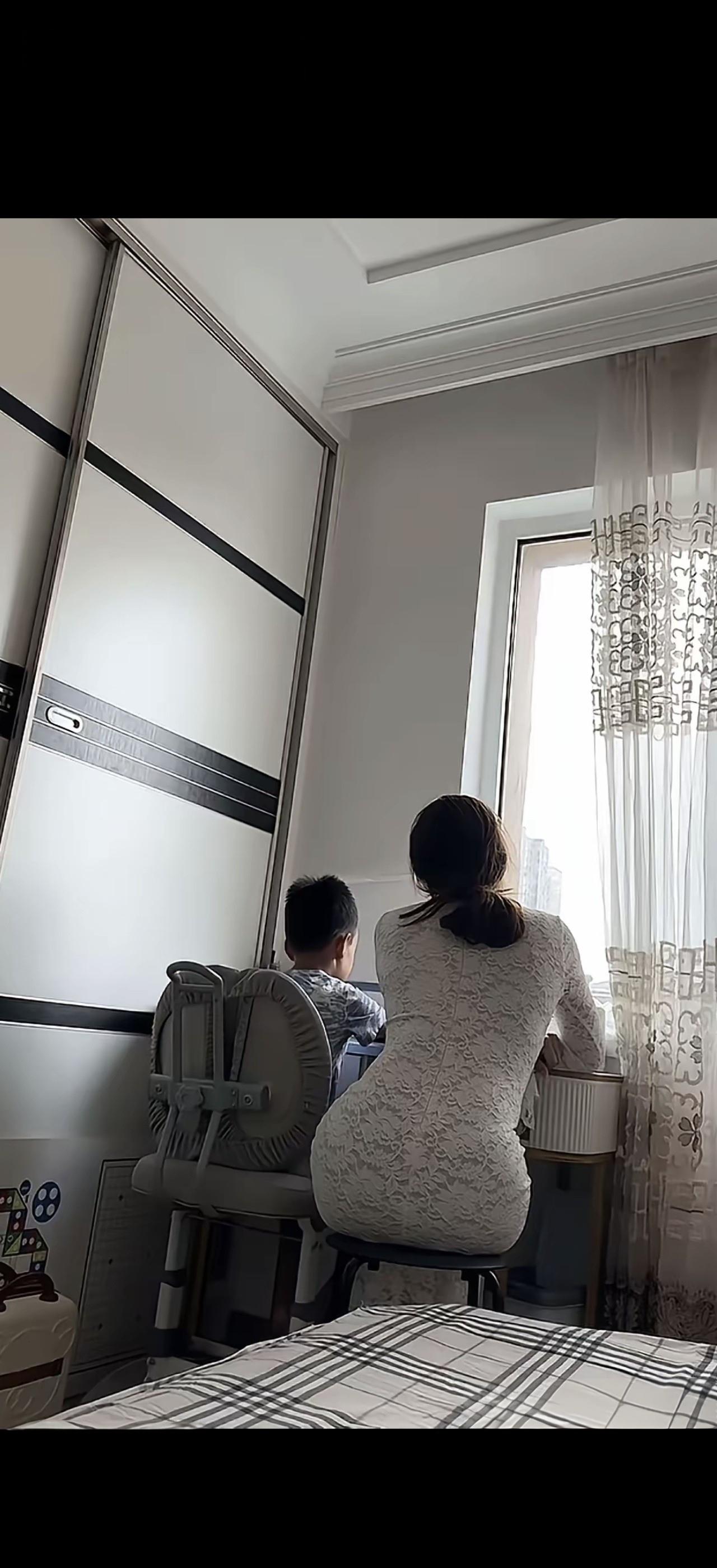 窗明几净，母子情深。