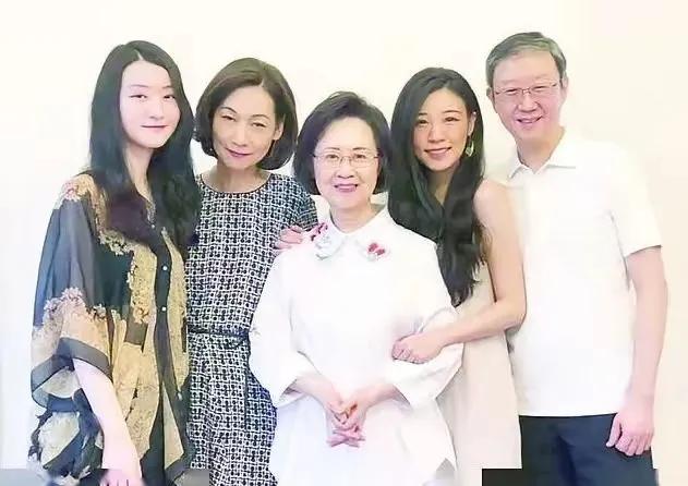 八十六岁的琼瑶为什么以自杀结束生命？

一是因为年龄大了病来了，活着也是生不如死
