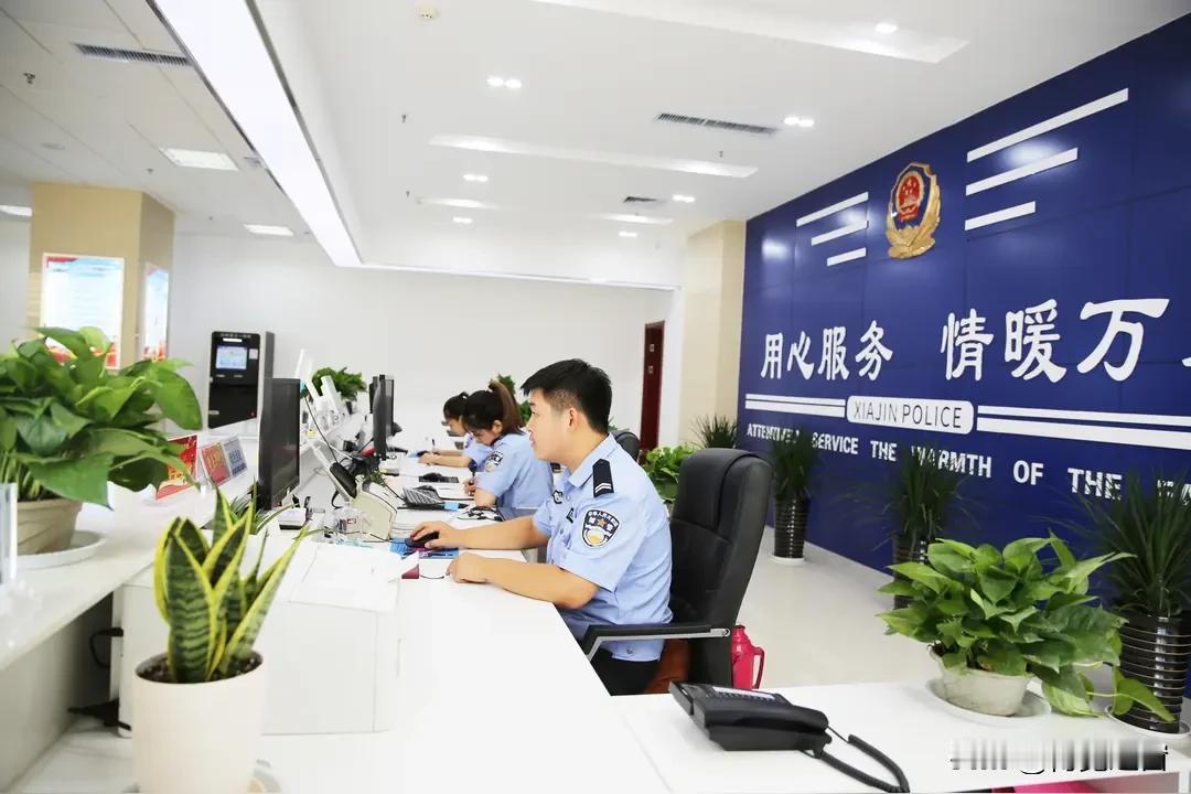 七旬老人为打工办假证染黑发 办理户籍证明当场被查
 
2026年4月10日下午，