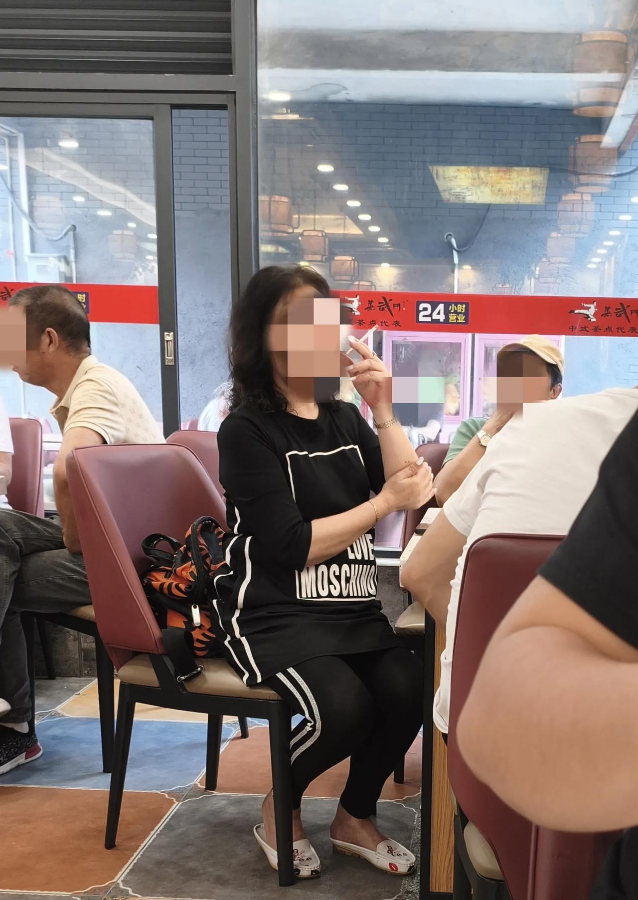 这位阿姨，在公共场所，室内吞云吐雾，让其他人情何以堪？