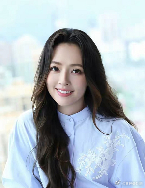 一向低调的郭碧婷，突然冲上了热搜。原因是向太爆料，郭碧婷生二胎时十分惊险，可是郭