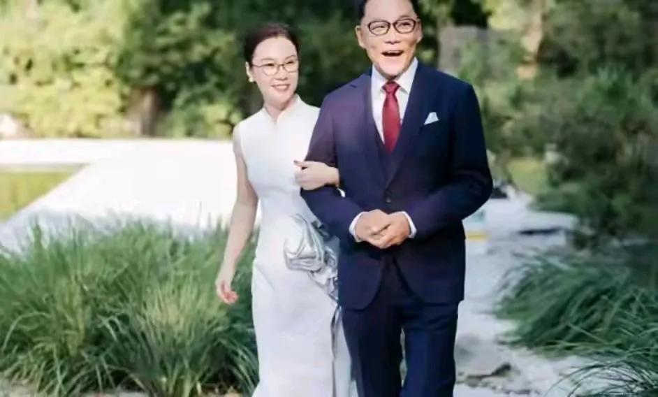 虽然李国庆和张丹红是同龄人，但他们在一起却颇有老夫少妻之感，看来张丹红保养得很好