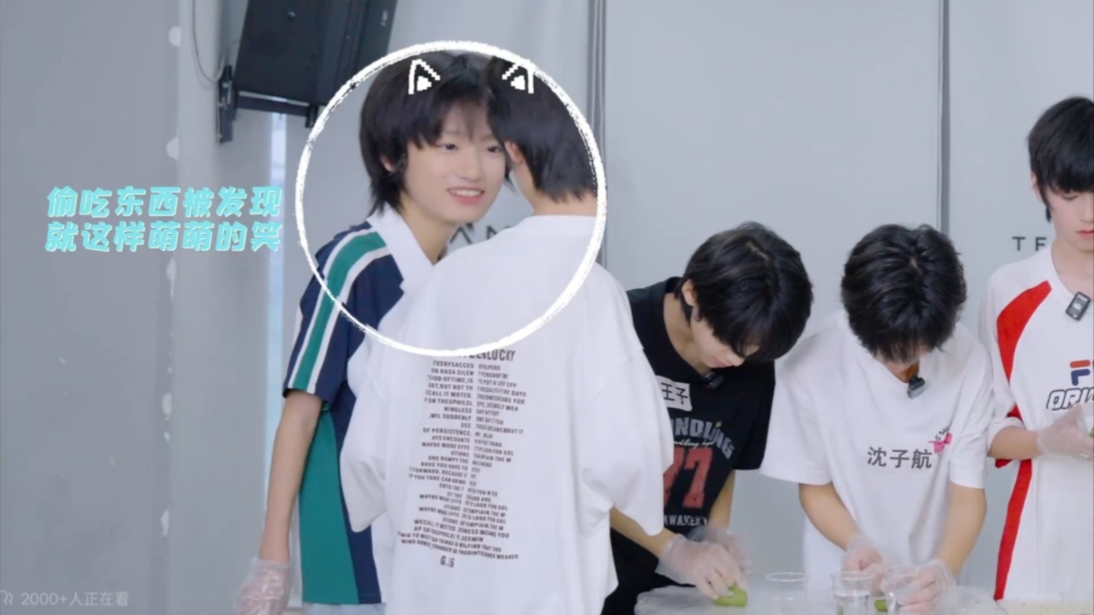 哎我家鸭子虽然一拍物料就致力于游走在边缘之处但夹缝中focus也萌的我想尿啊！