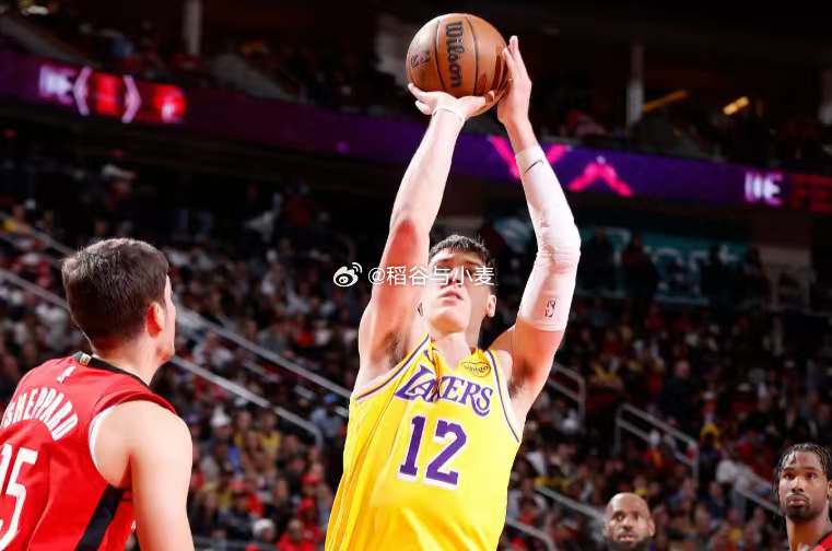 拉拉维亚之前一段时间的表现其实是不太理想的，存在感严重不足。不过这场对火箭，可能