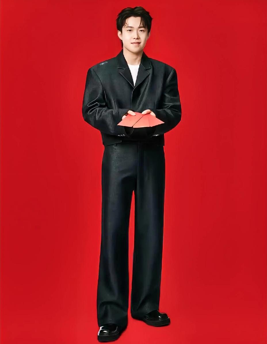 宽肩窄腰大长腿，
王楚钦不愧是行走的衣服架，
这身材比例真是无敌了。

一张王楚