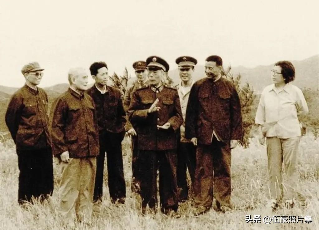 1987年，原武汉军区司令员周世忠将军（前中）携夫人张英（右一）回老家红安视察，