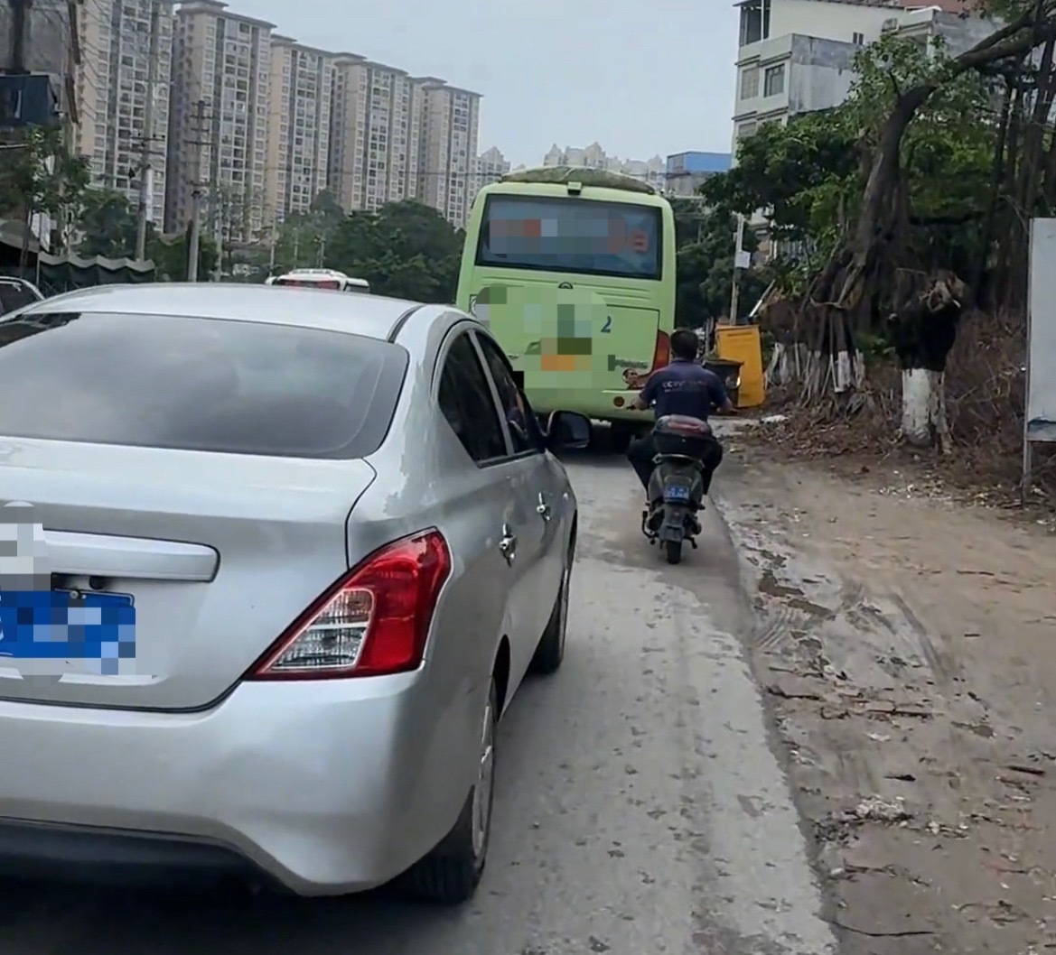 7月11日，网友反映：玉林博白汽车开到非机动车道让电车走哪里。 玉林