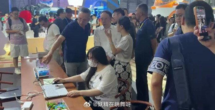 在CJ被游戏AI硬控了在CJ被鹅厂AI师傅教做瓷器 这个AI师傅真的很耐心，一步