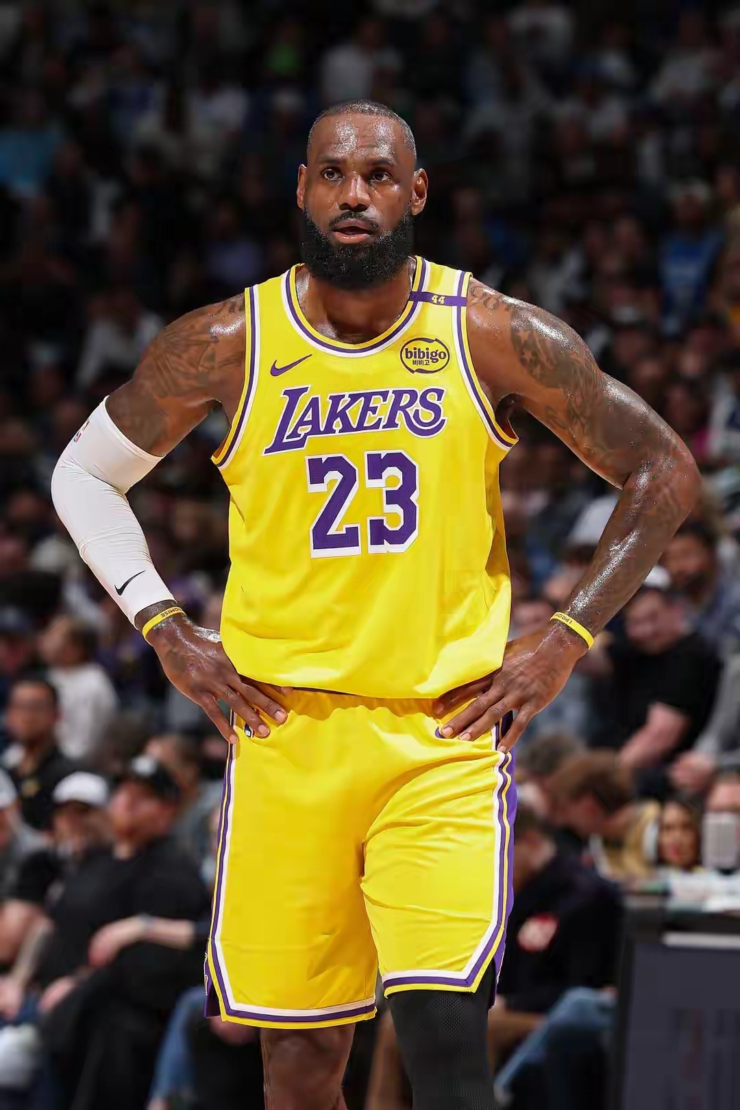 NBA常规赛，湖人首节27-36落后爵士。首节比赛，湖人前锋勒布朗·詹姆斯复出首