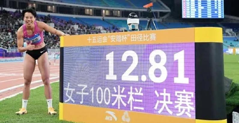 刘景扬在全运会女子100米栏决赛中，跑出12秒81的佳绩，这个成绩在世界上近五年