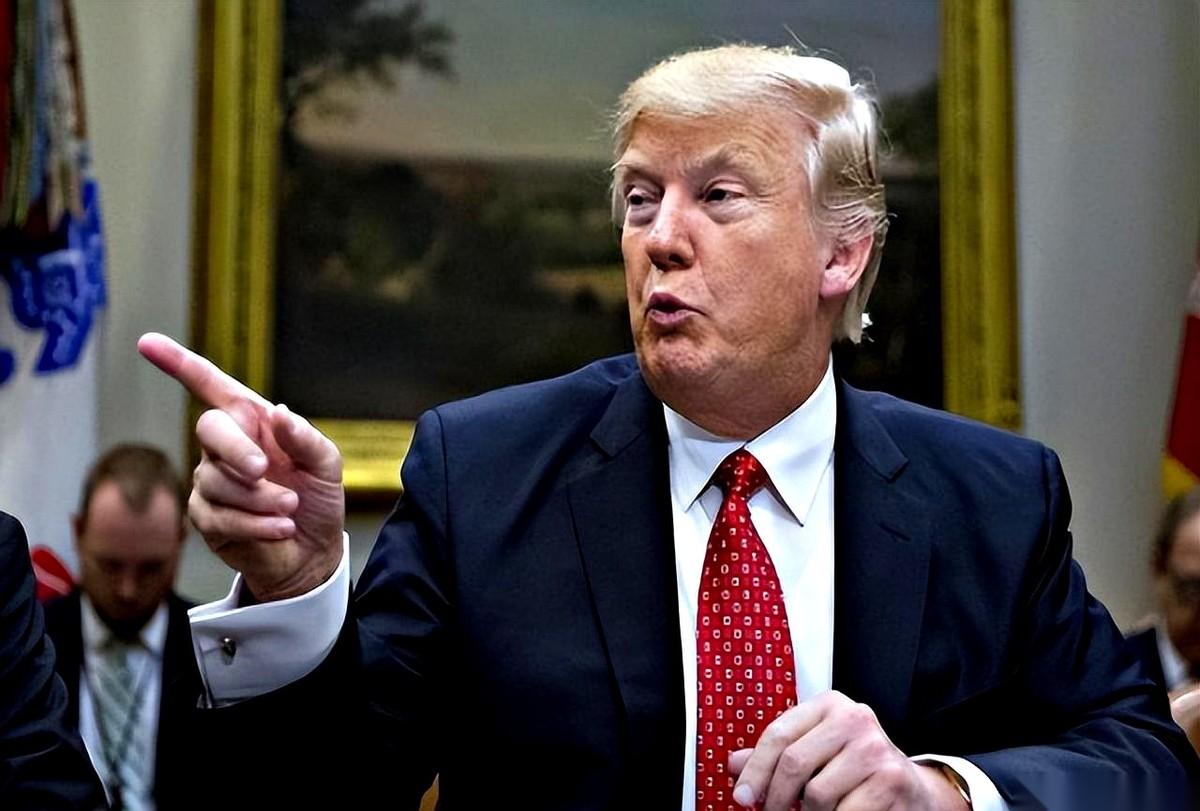 他急了，他是真的急了。
想拉个群，自己当群主，还搞付费入群。
永久席位？先交10