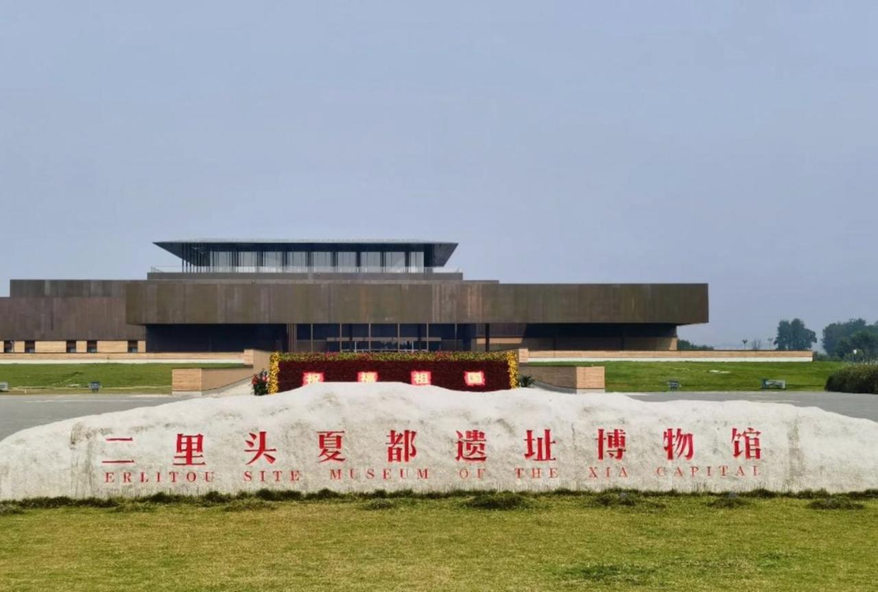 从文化溯源的视角看，关中作为夏商周三代文明的核心承载地，恰好对应了上古神话里“地