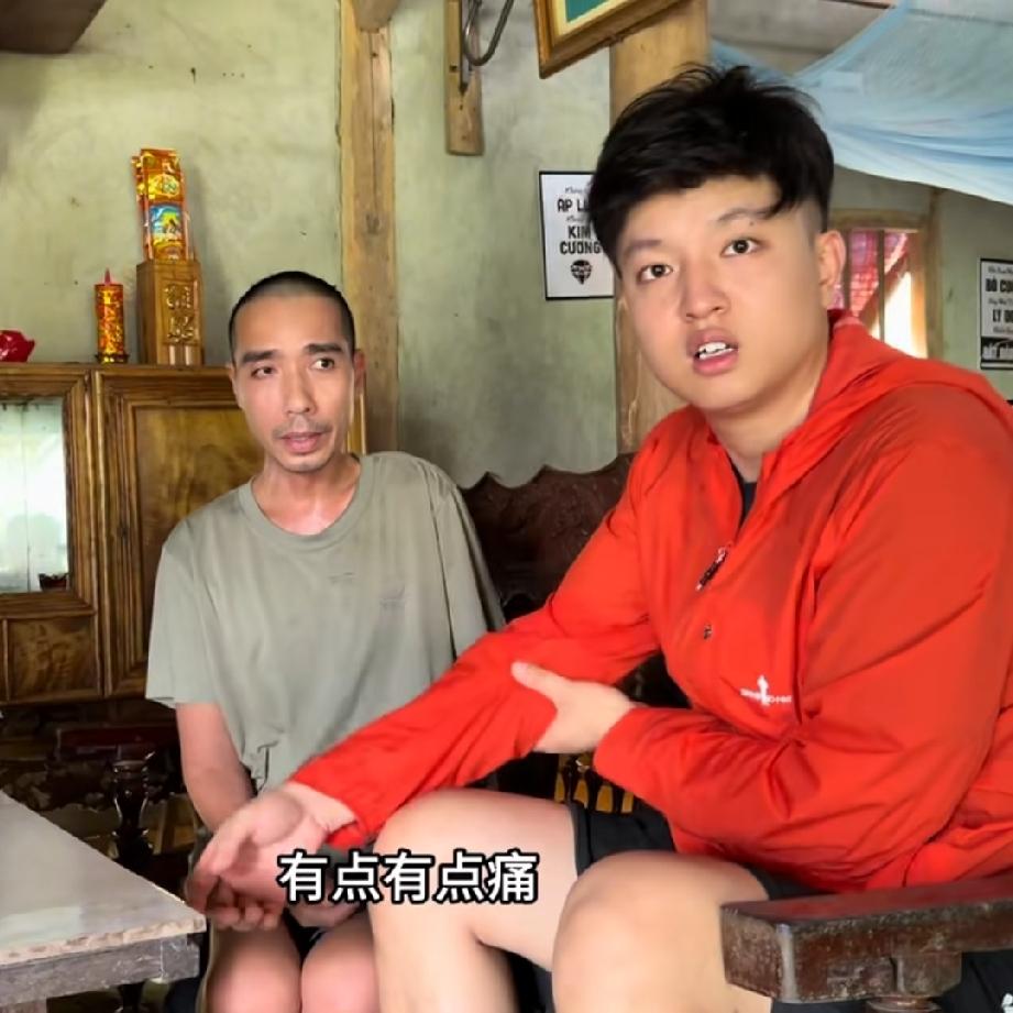 小松，今天去看五叔了。小松说，自从五叔撞电线杆子出了车祸，从来没有去看过他，一直