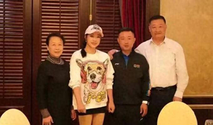 71岁刘晓庆似冻龄女神，穿卫衣活力满满，分享卫衣穿搭优势与时尚魅力