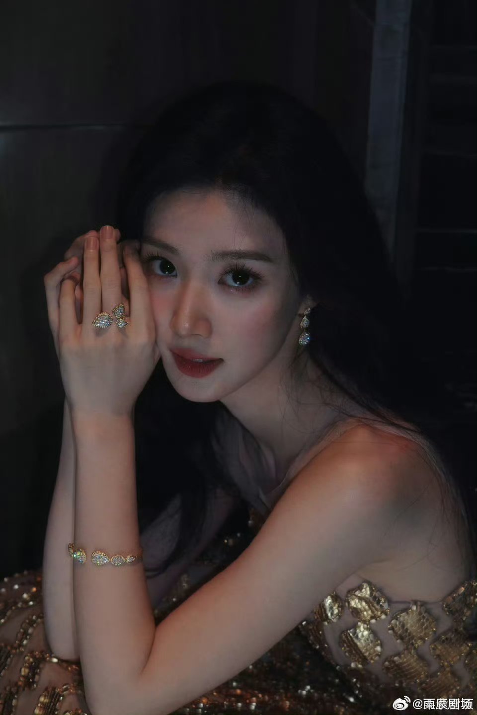 卢昱晓品质盛典宣传何不同舟渡 品质盛典的星光里，藏着《何不同舟渡》的温柔回响。等