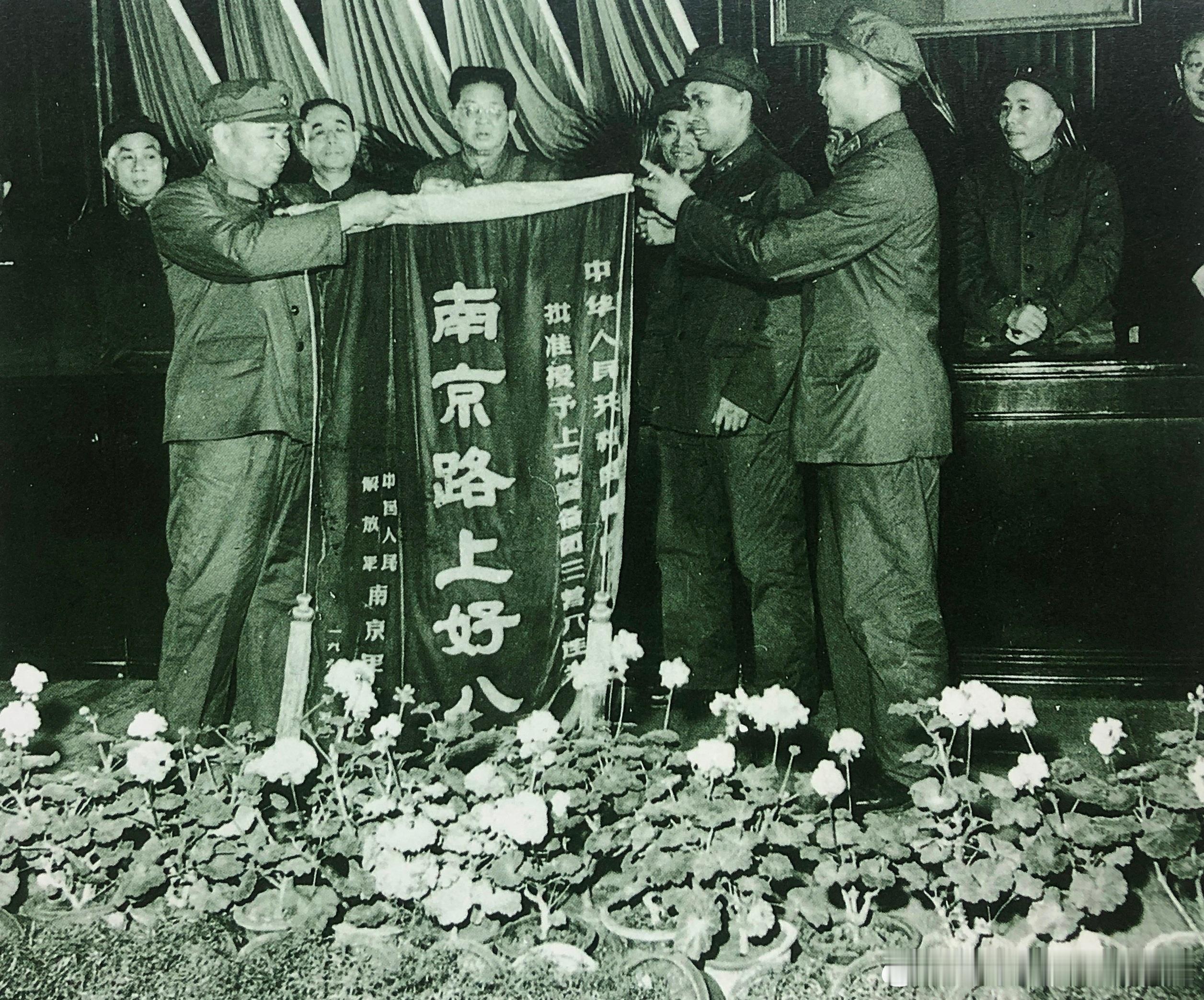 1963年5月5日南京军区司令员许世友代表国防部向“南京路上好八连”代表授旗。1