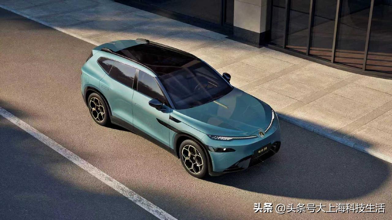 与众08这辆车还挺有说法的，它标配了宁德时代的电芯，其中95kWh版本的CLTC