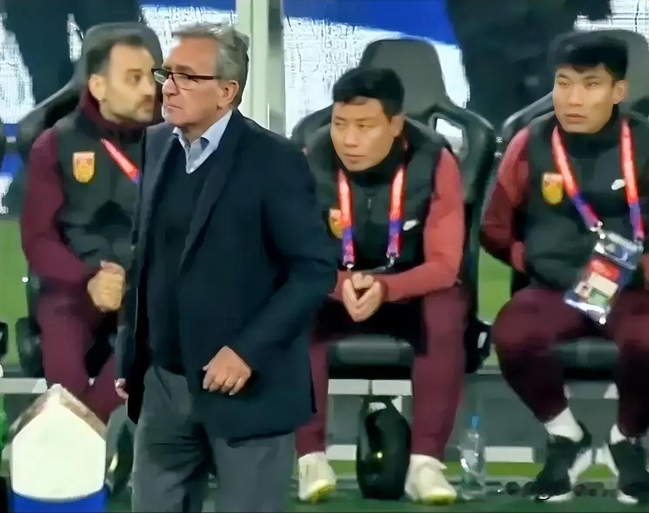 中国男足再次在世界杯预选赛上书写了不同寻常的篇章，三场激战，三遭挫败，遗憾地滑落