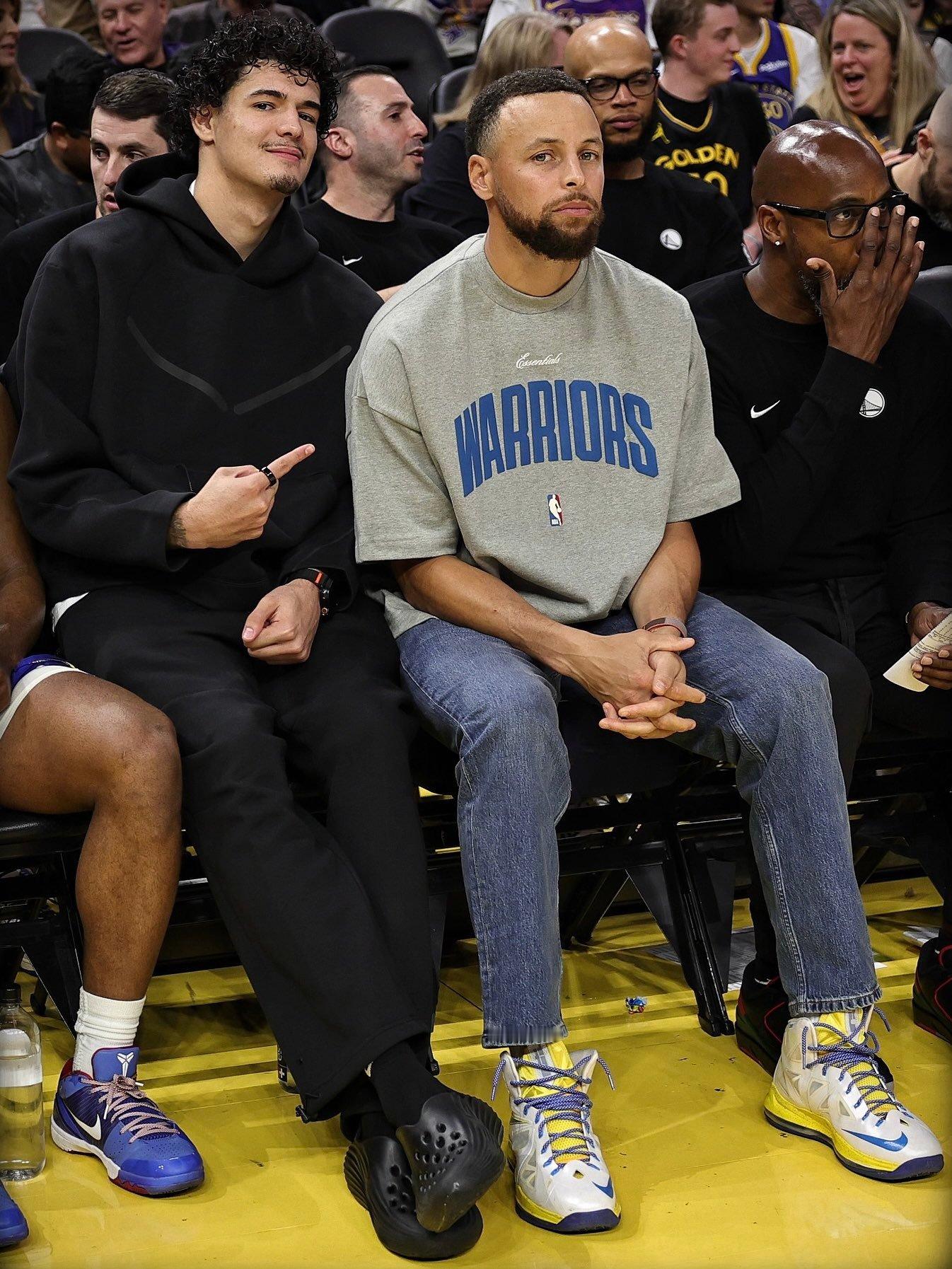 桑托斯：来 看镜头库里：库里