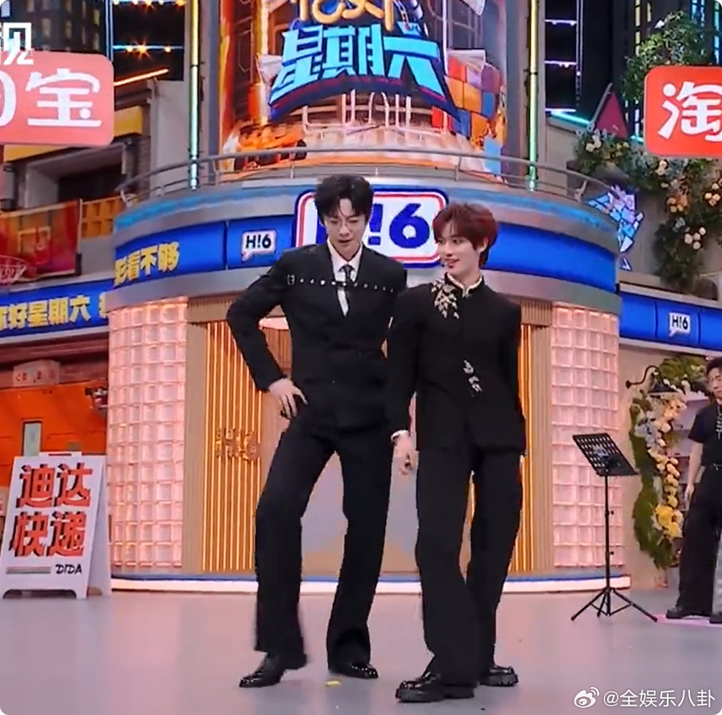 刘宇宁的大长腿就该这么用刘宇宁丁程鑫合跳 Senorita 也太养眼了！大长腿同