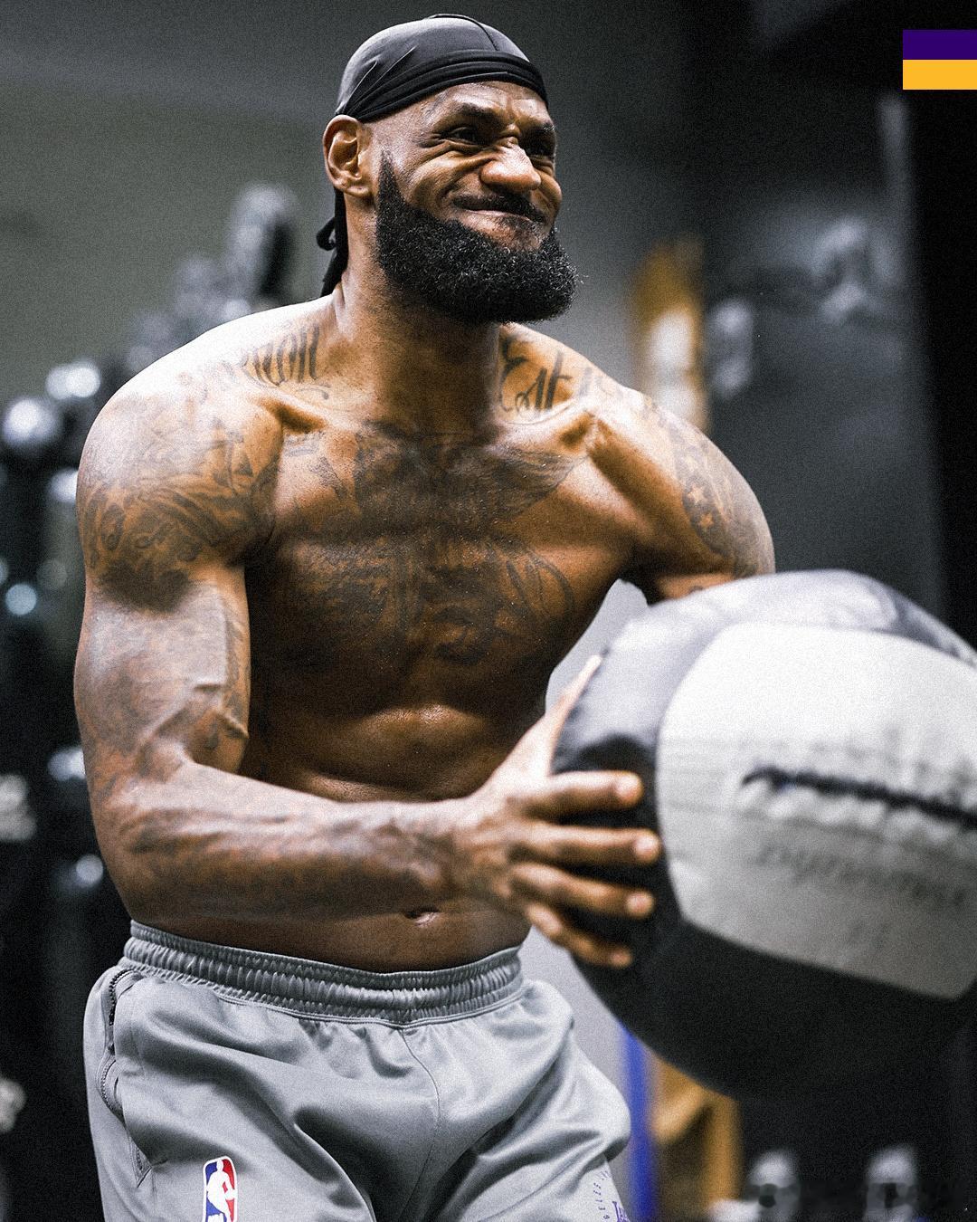 詹姆斯在健身房做准备💦全明星赛后，老詹出战了每一场比赛，场均35.9分钟拿下2