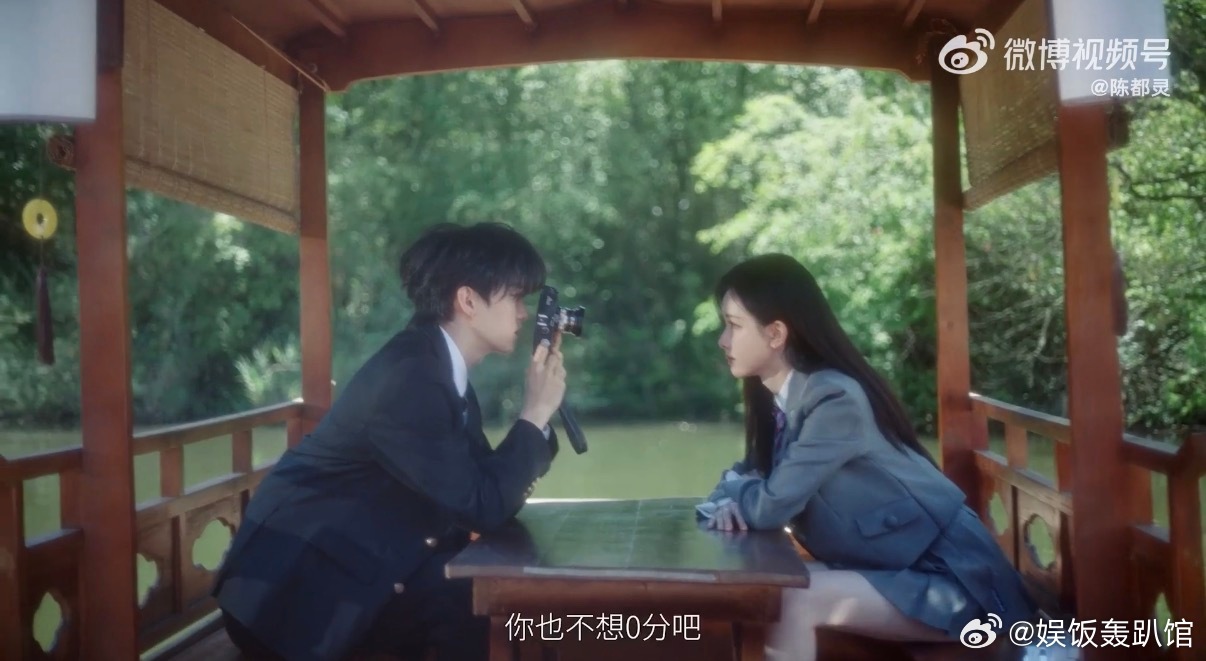陈都灵翘楚现代番外短片 陈都灵周翊然现代番外短片好绝！片场互动默契满满，旗袍配西