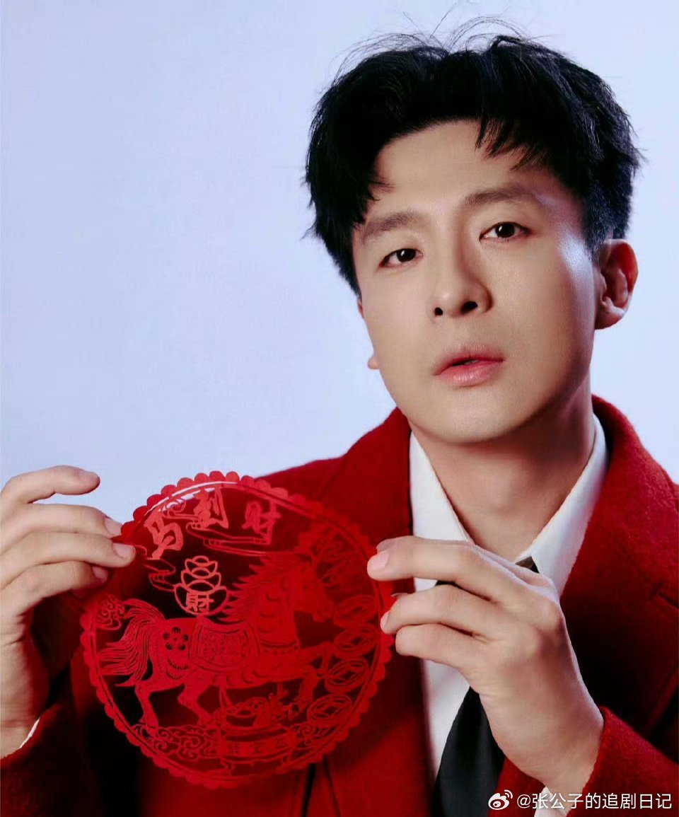 原来孙艺洲不坐马车是去开赛车了知世郎只想坐马车，刘显德圆梦当车手，戏里反差拉满，