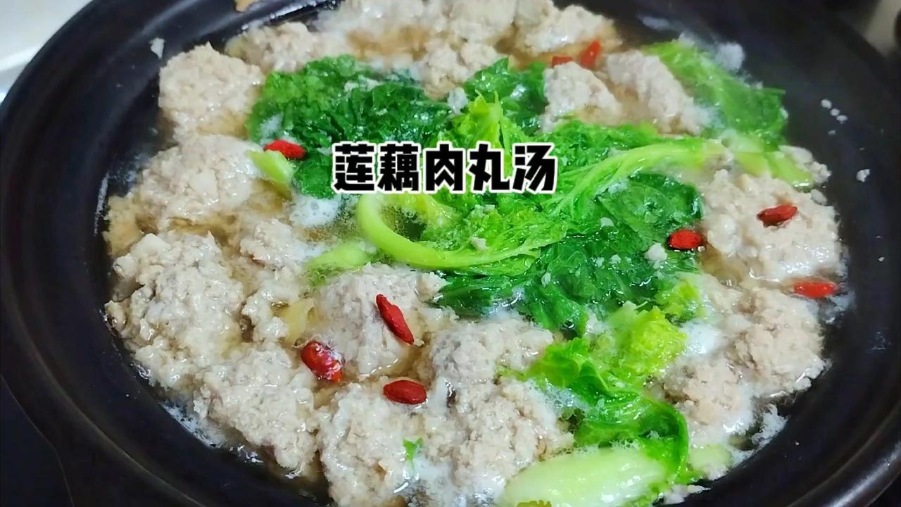 ✨夏姐版莲藕肉圆汤出锅，喜欢喝藕汤，但没有时间炖，就做这种莲藕肉圆汤，快速又好喝