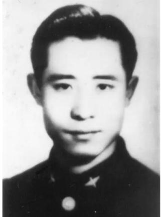 1948年国军飞行员赵良璋被枪毙，刑前拒绝下跪，高呼：毛主席万岁。
 
这位牺牲