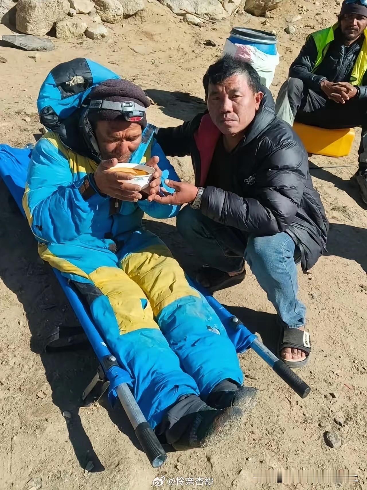 珠峰向导被客人遗弃海拔7500米死亡区，靠啃冰雪、徒手翻越冰川6天6夜逃出生天，