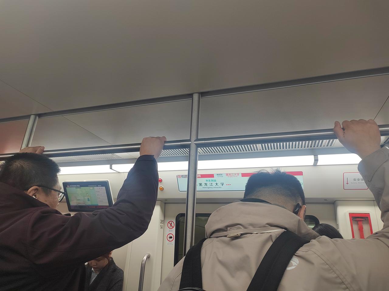 哈尔滨地铁这个栏杆我觉得只有东北人能够到吧！还得是180左右的个头！[捂脸]
