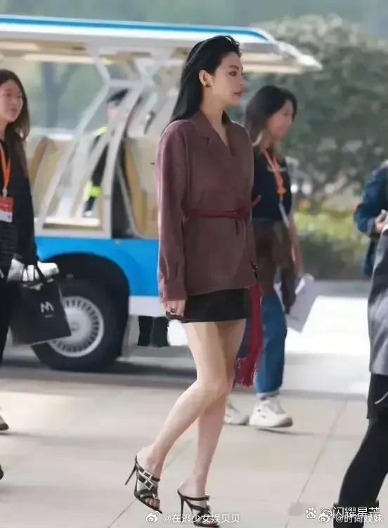 怪不得宁静说张雨绮，“她全身散发着肉香”！现实中遇见，乖乖，真的很有魅力，而且电