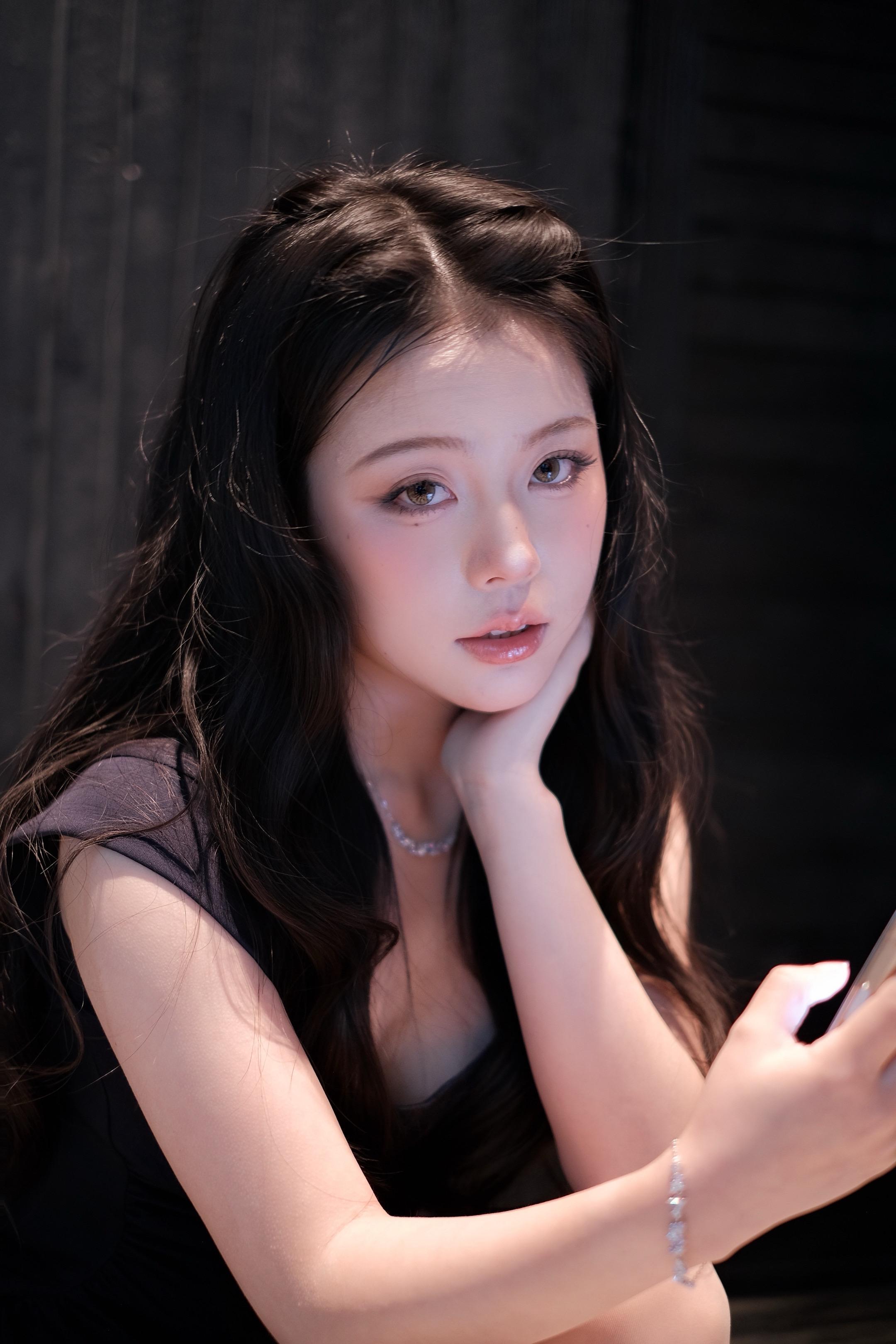 顶光拍照好美。黑色小裙子搭配顶光有一点不一样的感觉