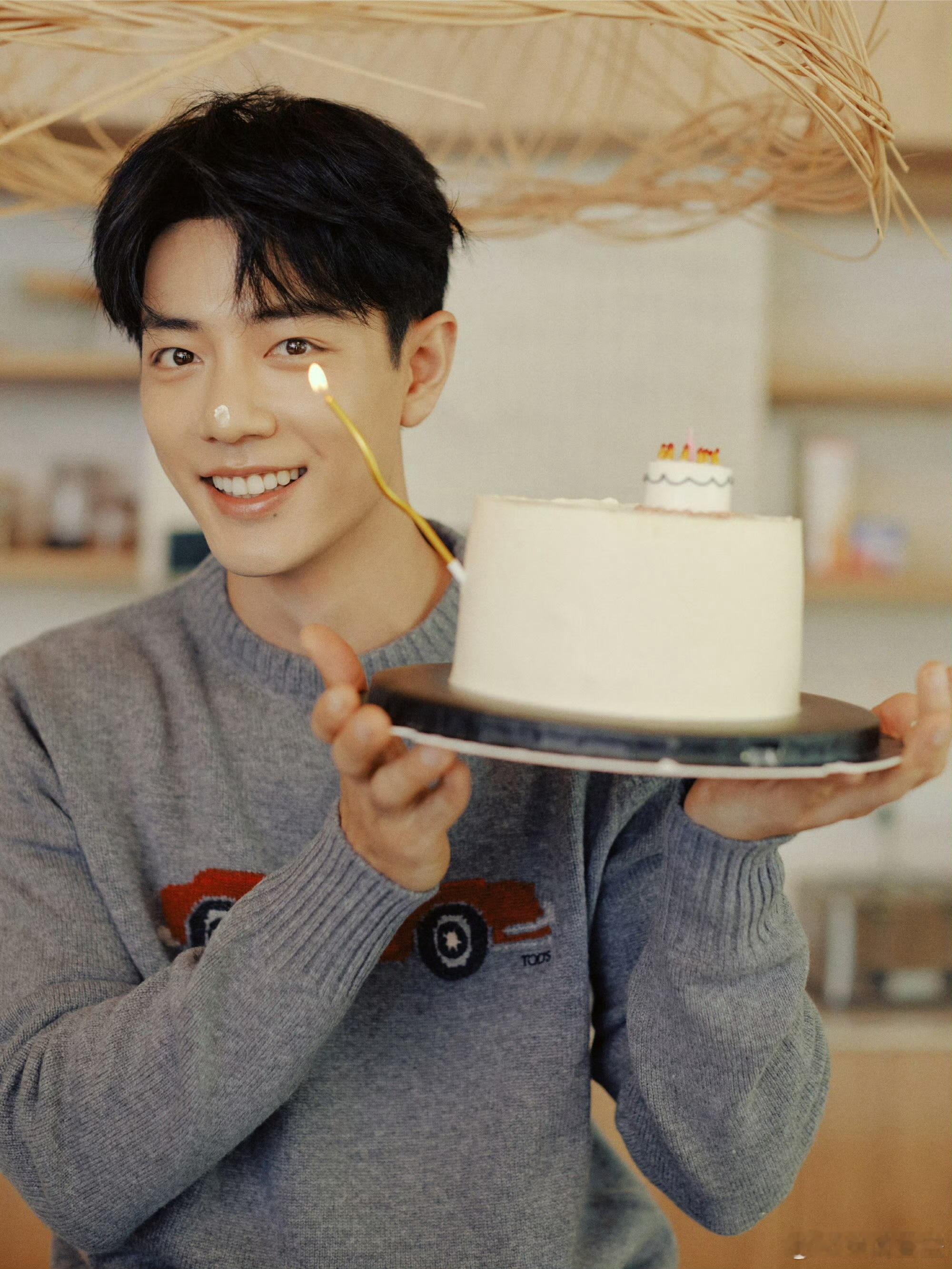 肖战，引热议！5日，是战战的生日。看到今年的生日照，粉丝们瞬间尖叫。要说肖战最让