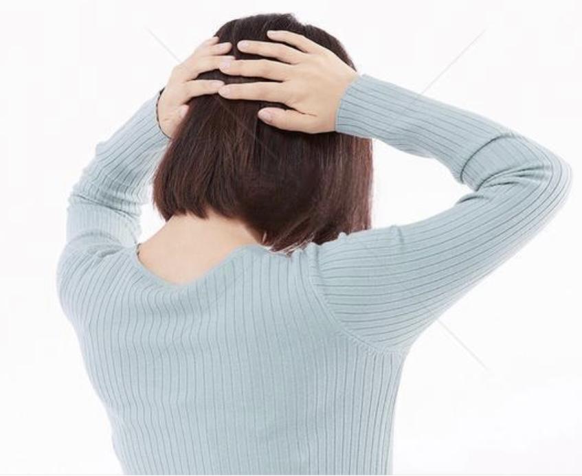 我快被办公室的秦老师逼疯了！就课间那十几分钟，她总喊十几个学生进来背书，叽叽喳喳