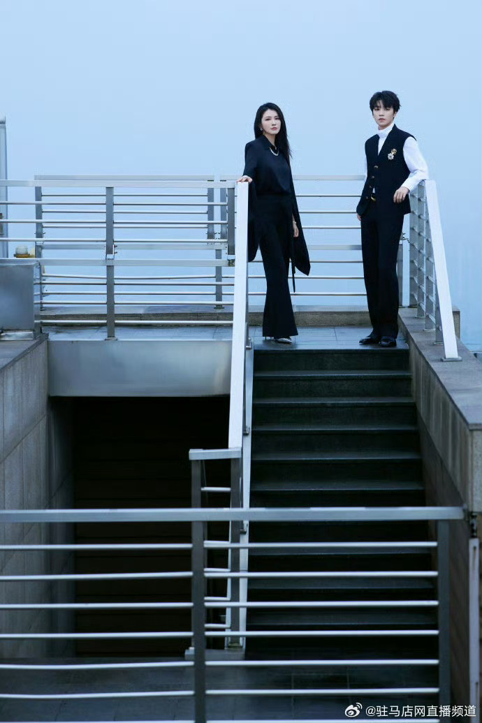 王俊凯徐洁儿豪门姐弟感王俊凯徐洁儿豪门姐弟既视感雨丝如帘，黑伞如盖。徐洁儿垂眸敛