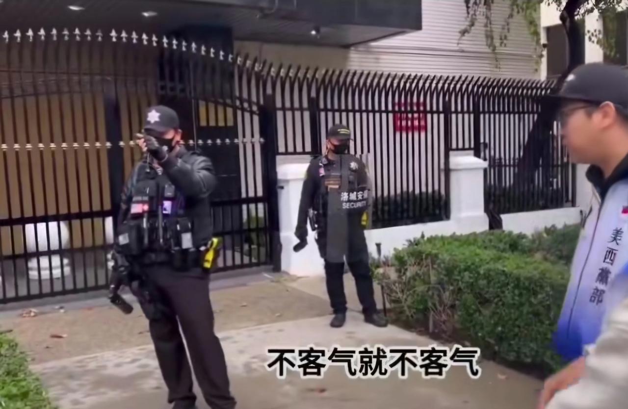 安保大哥“单枪匹马”斗独蛙，激起蛙声一片：救命啊，救命啊！
近日，游手好闲的旅美