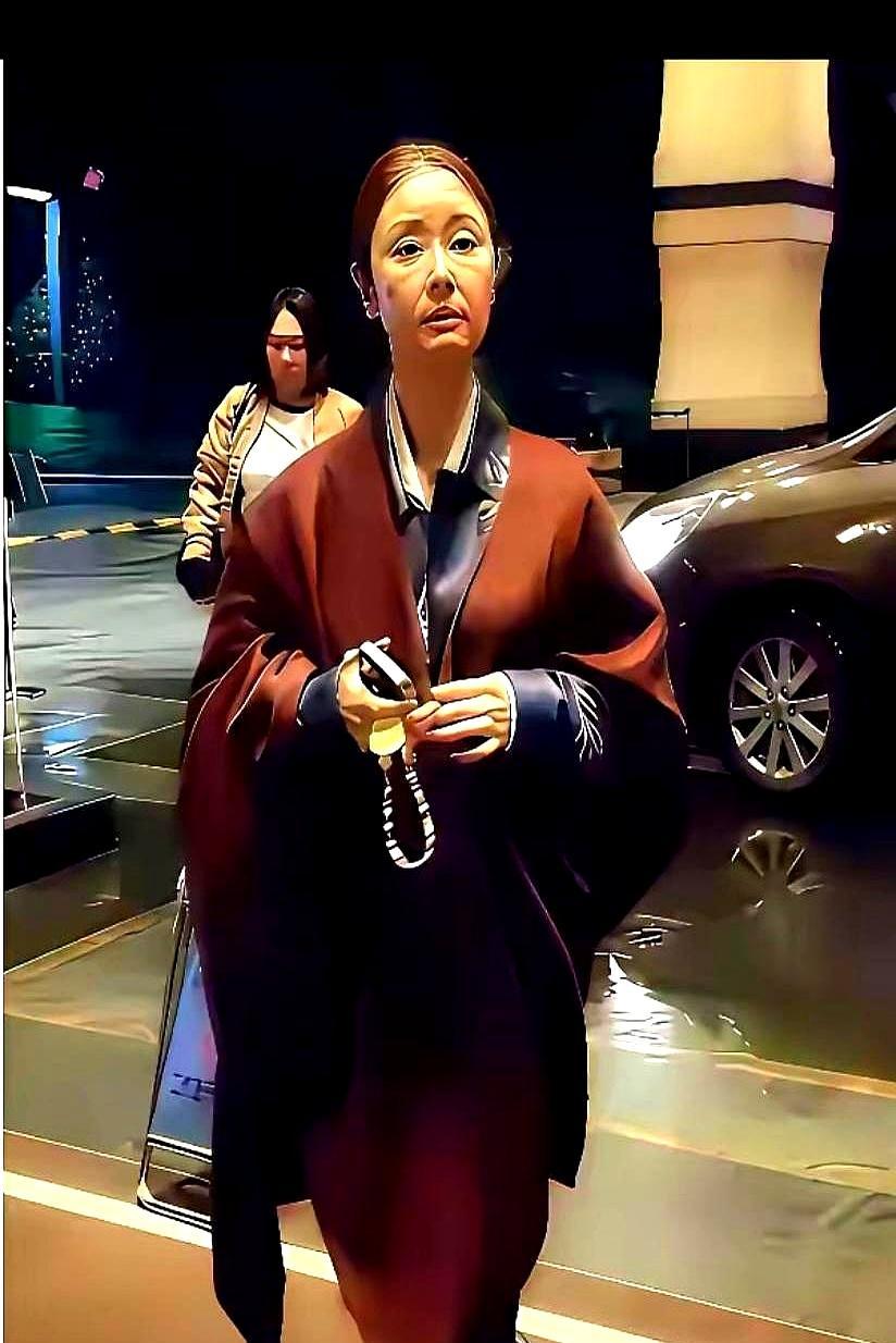 50岁的林心如，私下根本没半点荧幕上的精致感。
 
裹着宽松黑大衣慢悠悠散步，不
