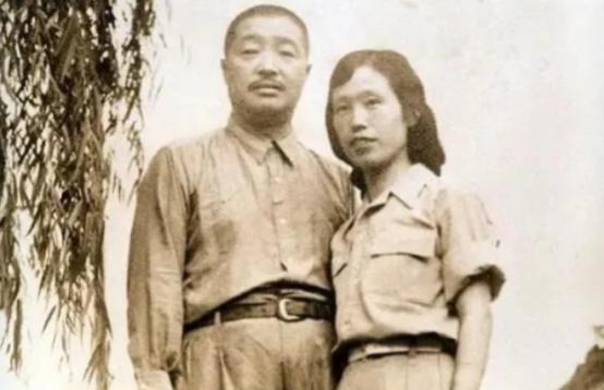 1969年，病重的贺龙，大便一直解不出来，痛苦不堪。这时，薛明就将肥皂水含在嘴里