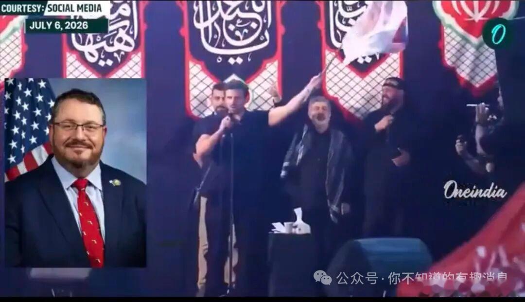 一個美國人在伊朗德黑蘭的舞台上，帶頭領喊“打倒美國”。台下是成百上千的當地觀眾，
